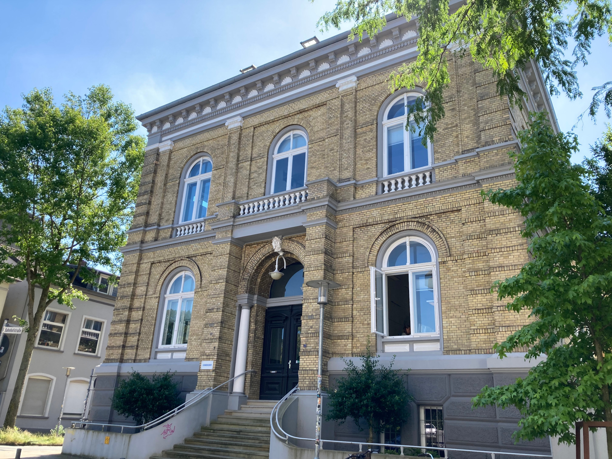 In dem alt ehrwürdigen Gebäude des Omexom Institute Oldenburg befinden sich die modernen ausgestatteten Räumlichkeiten in denen unter der Leitung von ausgewiesenen Experten und Expertinnen praxisnahe Trainings für Sicherheitskultur, Führung und Mental Health stattfinden.